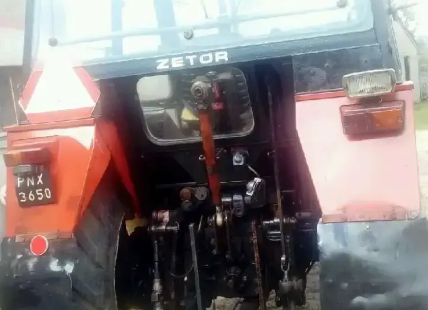 czysta kabina używany ciągnik rolniczy ZETOR 7211