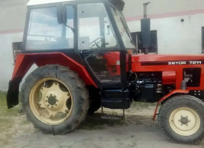 używany ciągnik rolniczy ZETOR 7211 oferta sprzedaży prawy bok oryginalny kolor czerwony