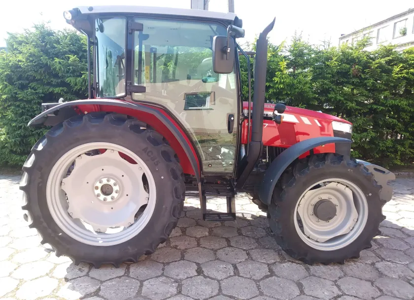 Ciągnik rolniczy Massey Ferguson 4707 widok z prawej  strony
