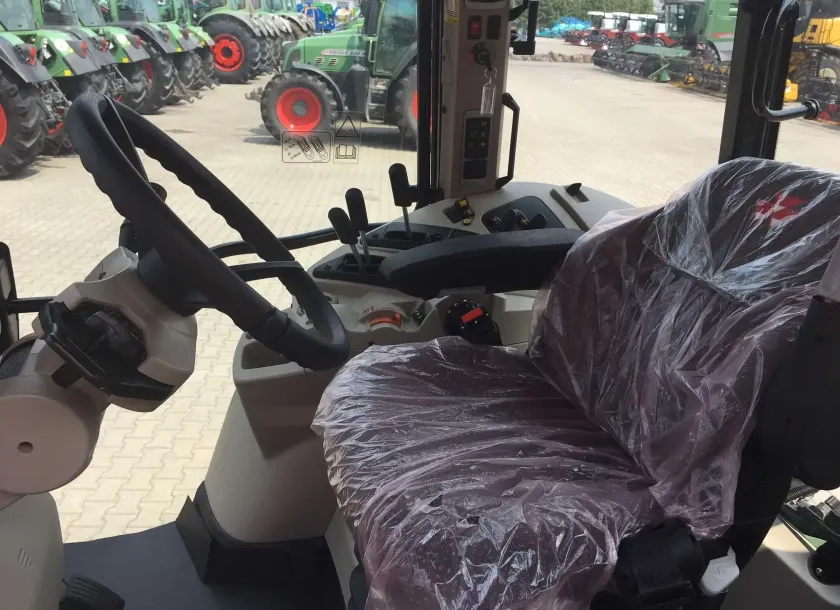 Komfortowe pneumatyczne siedzisko operatora kolumna kierownicza w MF model 7714 od korbanek.pl