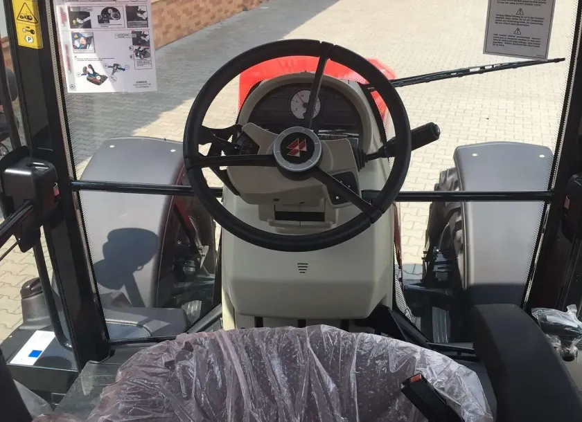 Znakomity widok z przestronnego fotela operatora przez przednią szybe w traktorze Massey Ferguson 7714 
