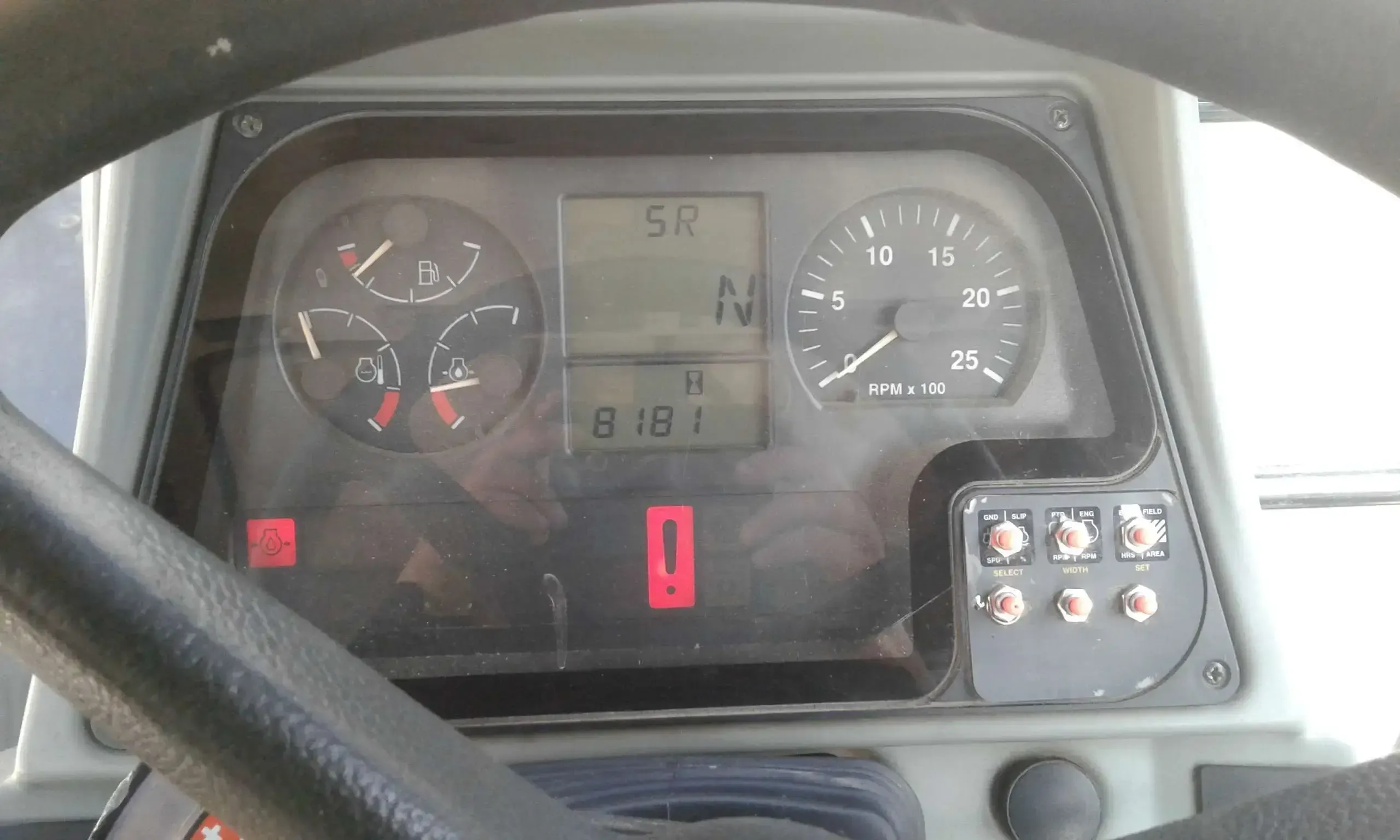 Licznik Motogodzin ciągnik Massey Ferguson 8240