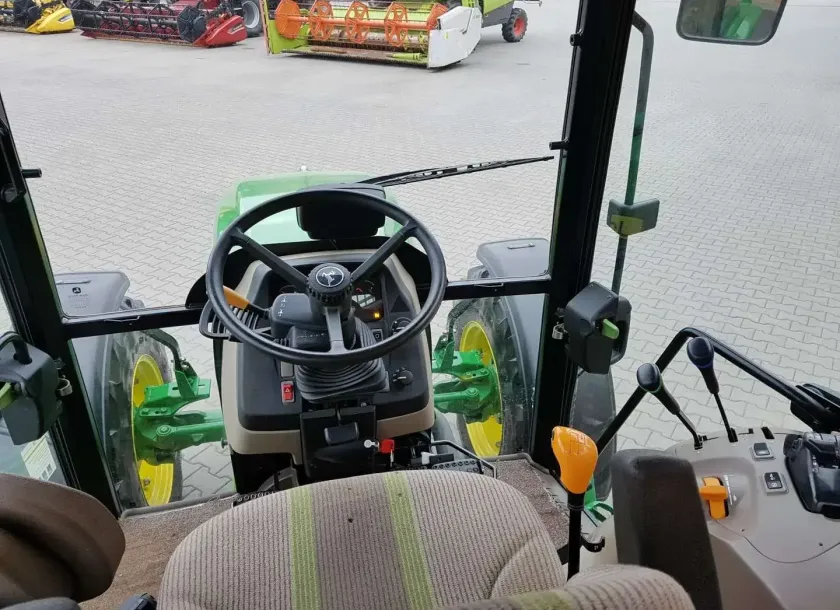 John Deere 5070 M widok z kabiny fotel oepratora deska rozdzielcza korbanek.pl