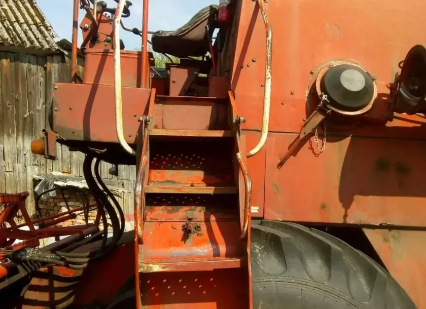 kombajn zbożowy Bizon Z 056 używany kolor czerwony bez kabiny