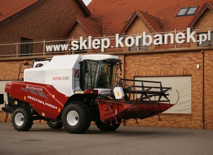 Rostselmash Nova kobajn z uniesionym hederem na korbanek.pl
