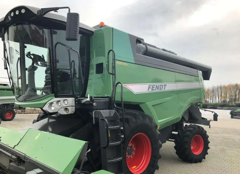 Kombajn zbożowy 6-klawiszowy FENDT 6335 C na utwardzonym placu widok z lewej strony