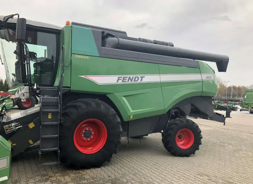 Heder do kombajnu Fendt 6335 C w tle drzewa i  hala widok z przodu