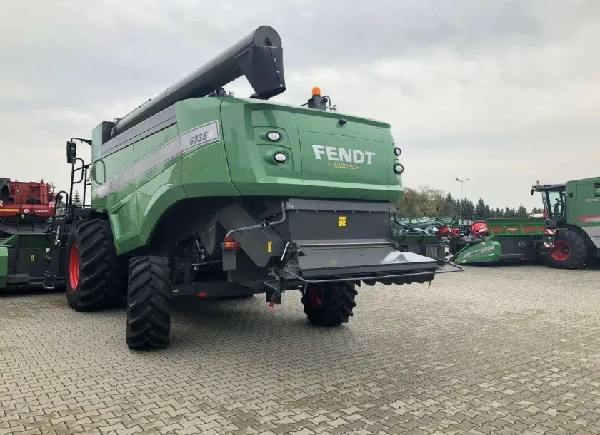 Kombajn  FENDT 6335 C 6-klawiszowy na placu utwardzonym placu widok z tyłu