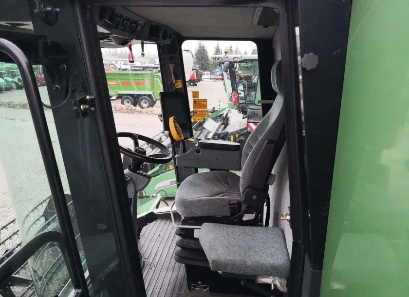 Kabina w używanym kombajnie Fendt 8370 P widok na siedzenie operatora oraz pasażera 