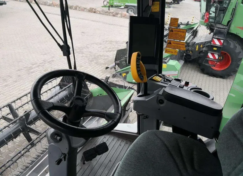 Wnętrze komfortowej kabiny używanego kombajnu Fendt 8370 P widok na stanowisko operatora 