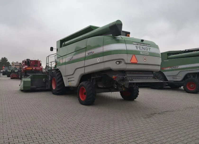 Używany kombajn Fendt 8370 P z oferty spółki Korbanek widok z tyłu 