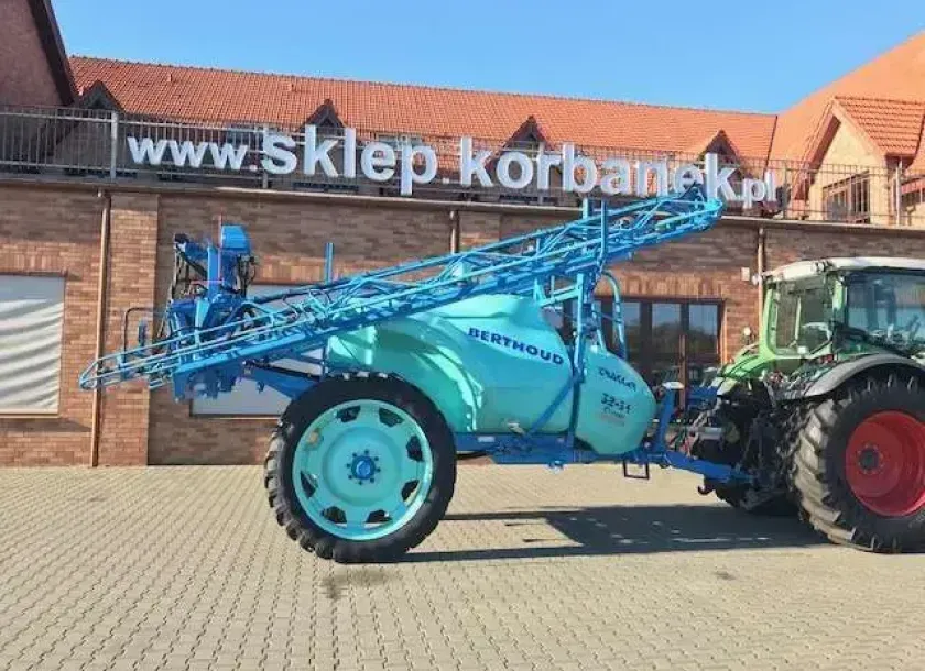 opryskiwacz berthoud zaczepiony do ciagnika fendt