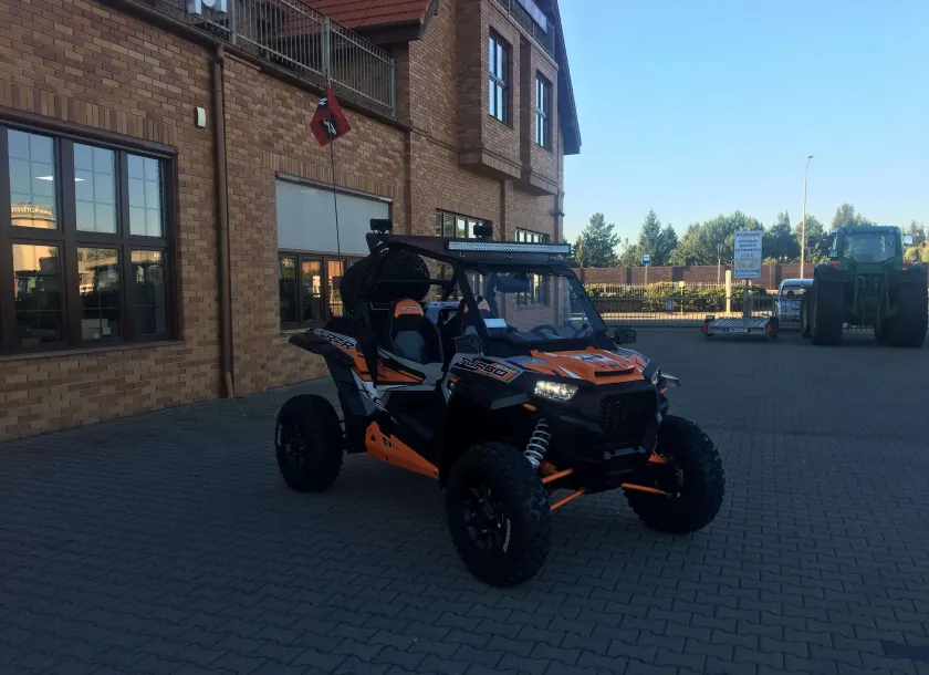 używany Polaris RZR XP Turbo EPS - Limited Edition na tle budynku salonu