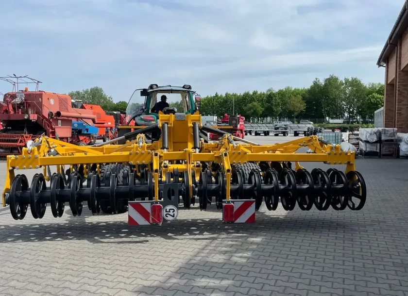Brona talerzowa agregat Agrisem disco Mulch 6,0 m do uprawy uproszczonej na placu Korbanek