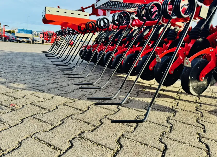 Agregat-uprawowo-siewny-zestaw-uprawowy-3-0-maschio-gaspardo-plac-firma-korbanek