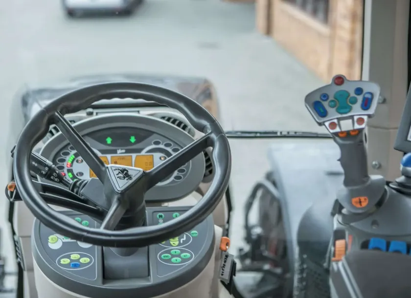 Kierownica , deska rozdzielcza i joystick wewnatrz kabiny ciagnika Fendt 936 z 2013 roku