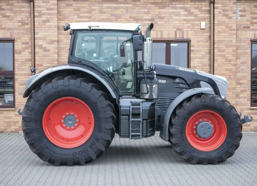 Uzywany Fendt 936 Vario na tle sklepu częsci Korbanek widok z prawej strony czarny kolor