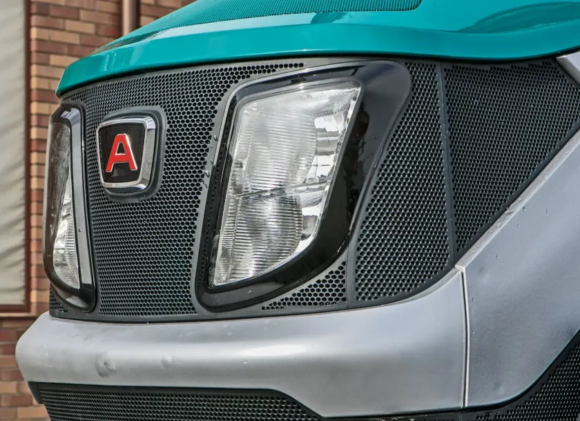 Lampy przednie w ciągniku Arbos 2025