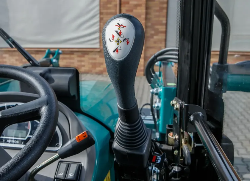 Joystick do sterowania ładowaczem czołowym marki Hydramet Arbos 2025