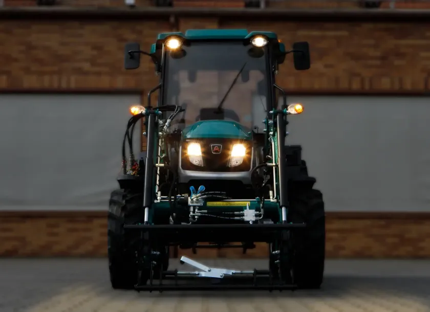 Pełne oświetlenie robocze ciągnika Arbos 2040
