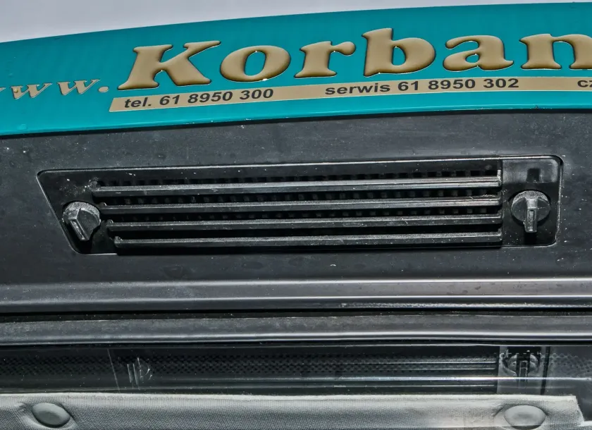 Ciągnik rolniczy Arbos 2040 widok na filtr powietrza kabiny