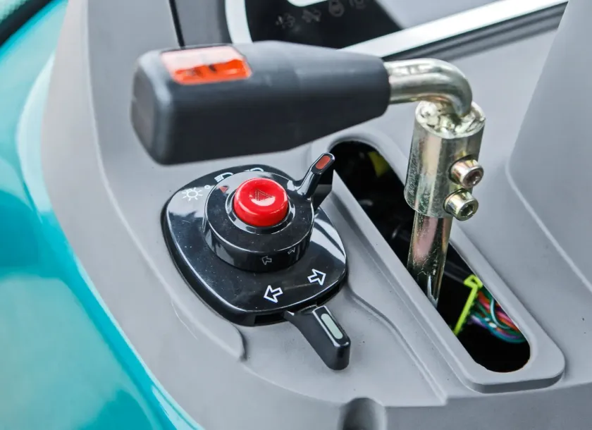 Ciągnik rolniczy Arbos 2040 widok na panel sterowania i rewers mechaniczny