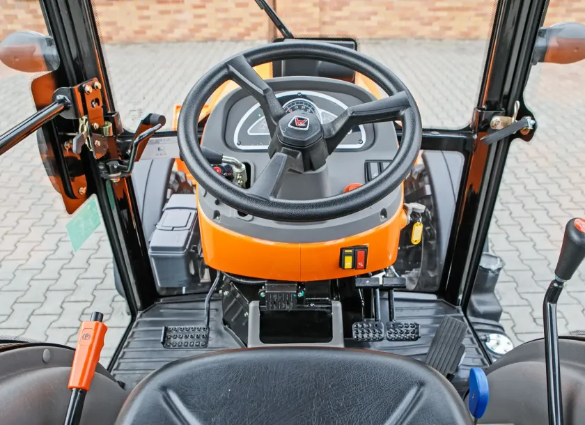 Wnętrze ciągnika Arbos 2040 z deską rozdzielczą