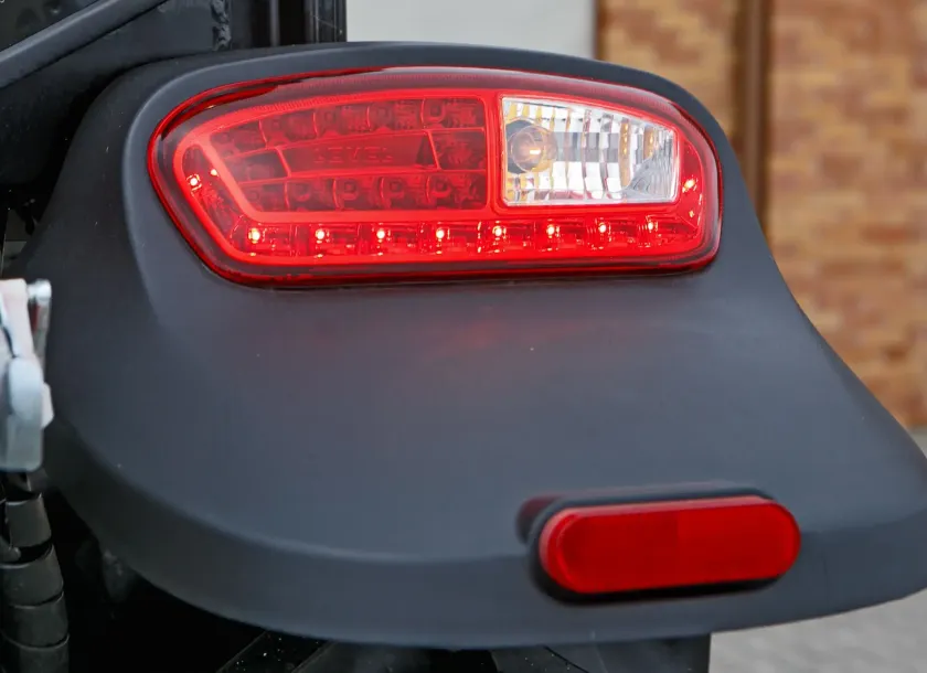 Widok tylnej prawej lampy ciągnika Arbos 3055