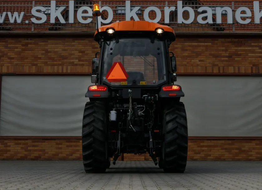 Pełne oświetlenie robocze ciągnika Arbos 3055 z tyłu