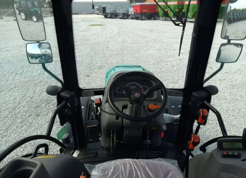 Wnętrze kabiny ciągnika Arbos 3055