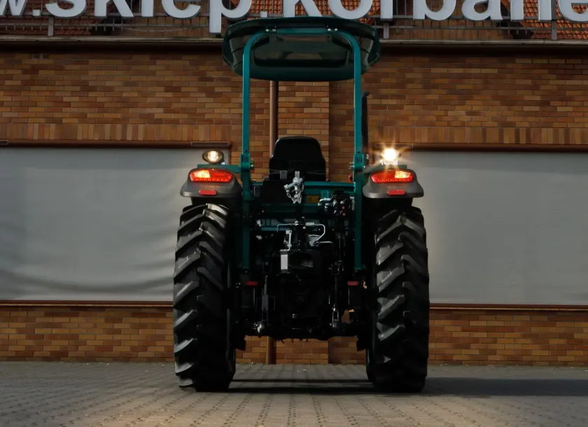 Pełne oświetlenie robocze ciągnika Arbos 3065 z tyłu