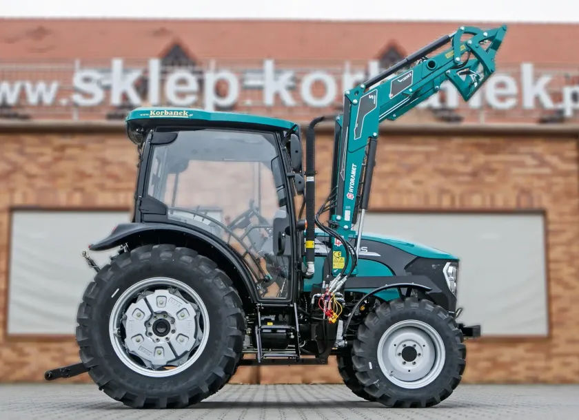 Ciągnik rolniczy Arbos 3065 z ładowaczem Xtreme widok z prawej strony