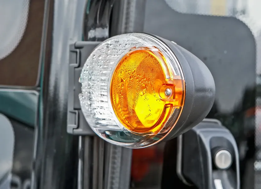 Ciągnik rolniczy Arbos 3075 Stage V widok na oświetlenie