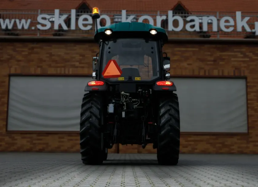 Ciągnik rolniczy Arbos 3075 Stage V widok na tylne oświetlenie