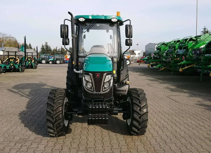 Ciągnik rolniczy Arbos 3075 z przodu