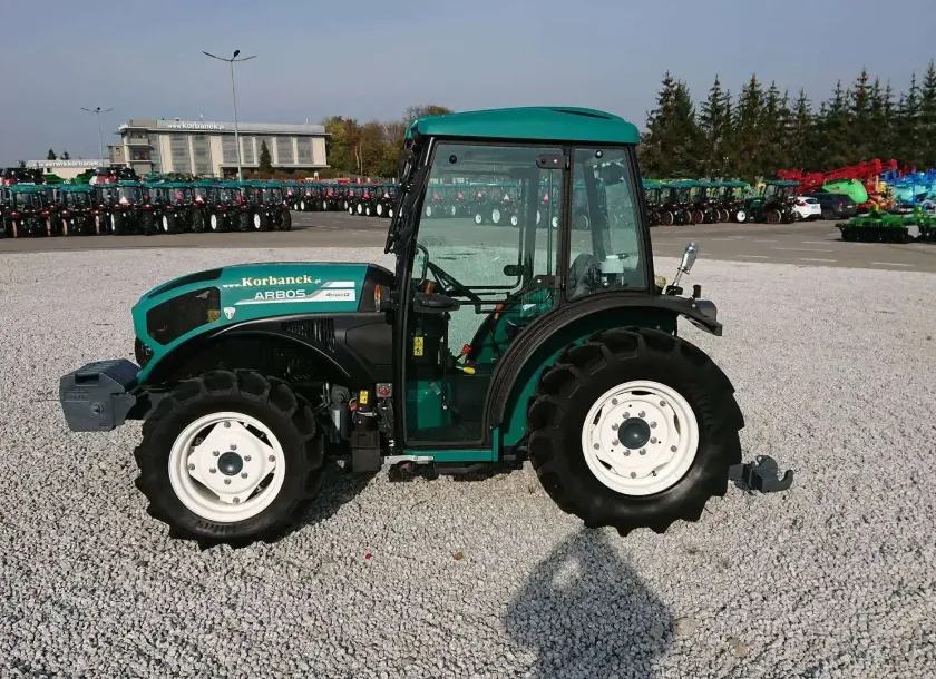 Ciągnik sadowniczy Arbos 4090Q widok z lewej strony