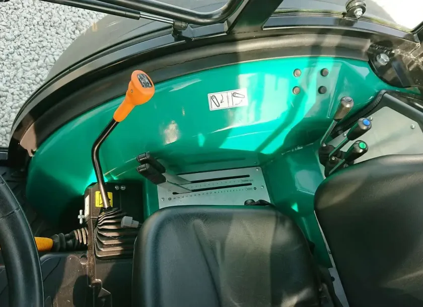 Dźwignie zmiany biegów, podnośnika oraz układu hydraulicznego ciągnika Arbos 4090Q