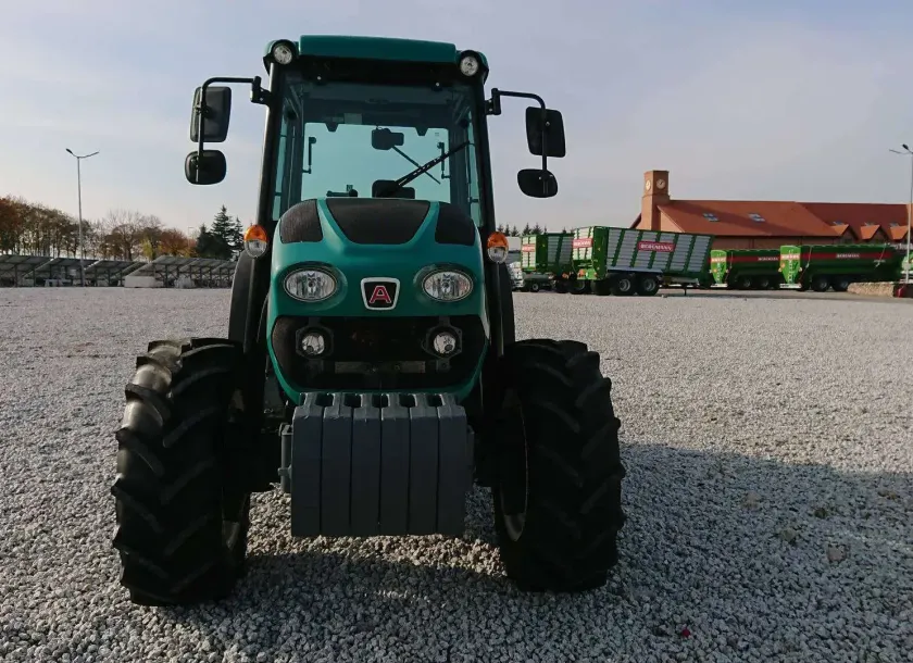 Ciągnik sadowniczy Arbos 4090Q z przodu