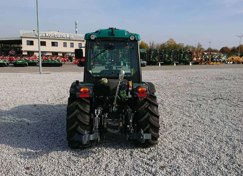 Ciągnik sadowniczy Arbos 4090Q z tyłu