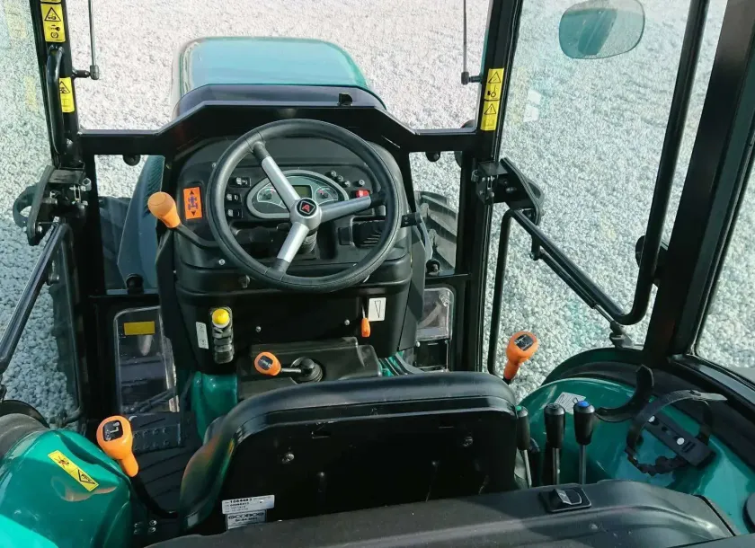 Wnętrze kabiny ciągnika sadowniczego Arbos 4090Q