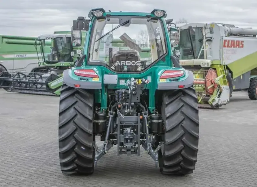 Tył traktora 5100 advanced arbos zaczepy i wyjścia hydrauliczne