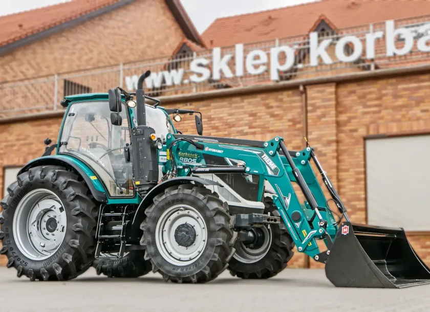 Ciągnik rolniczy Arbos 5130 Advanced z ładowaczem Hydramet widok przodu z prawej strony
