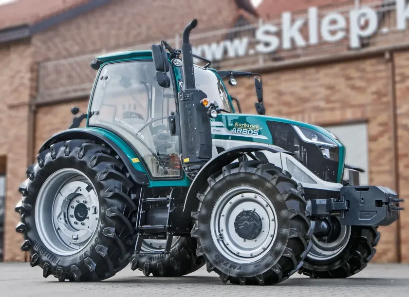 Ciągnik rolniczy Arbos 5130 Advanced Gen 2 Stage V widok na przód z prawej strony