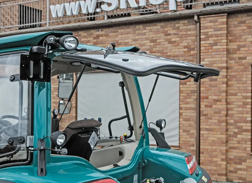 Uchylna tylna szyba kabiny ciągnika rolniczego Arbos 5130 Advanced