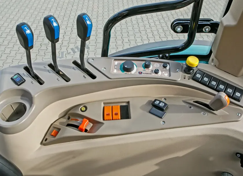 Ciągnik rolniczy Arbos 5130 Advanced Gen 2 Stage V widok na panel sterowania