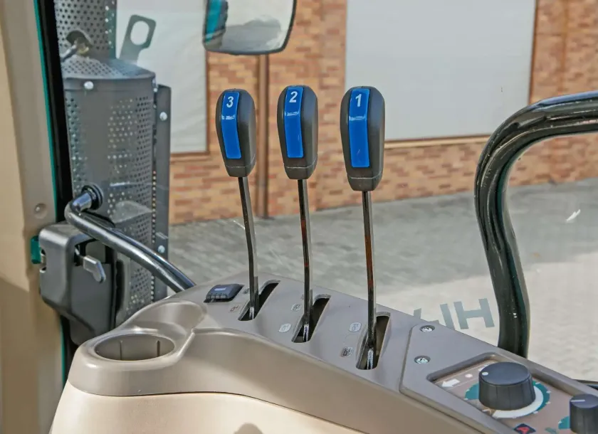 Ciągnik rolniczy Arbos 5130 Advanced Gen 2 Stage V widok na dźwignie sterowania układem hydraulicznym