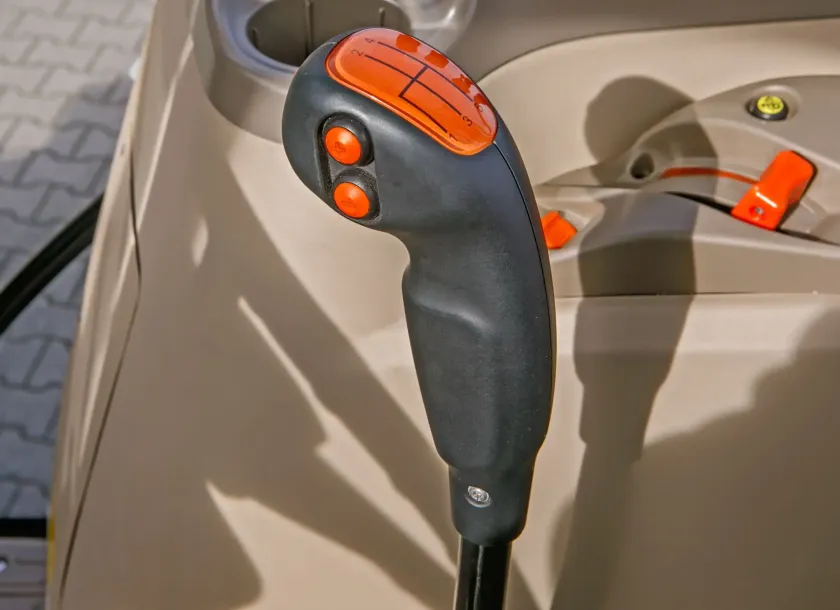 Ciągnik rolniczy Arbos 5130 Advanced Gen 2 Stage V widok na dźwignię zmiany biegów