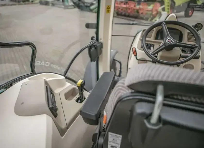 Przestrzeń operatora w ciągniku Arbos 5130 Global