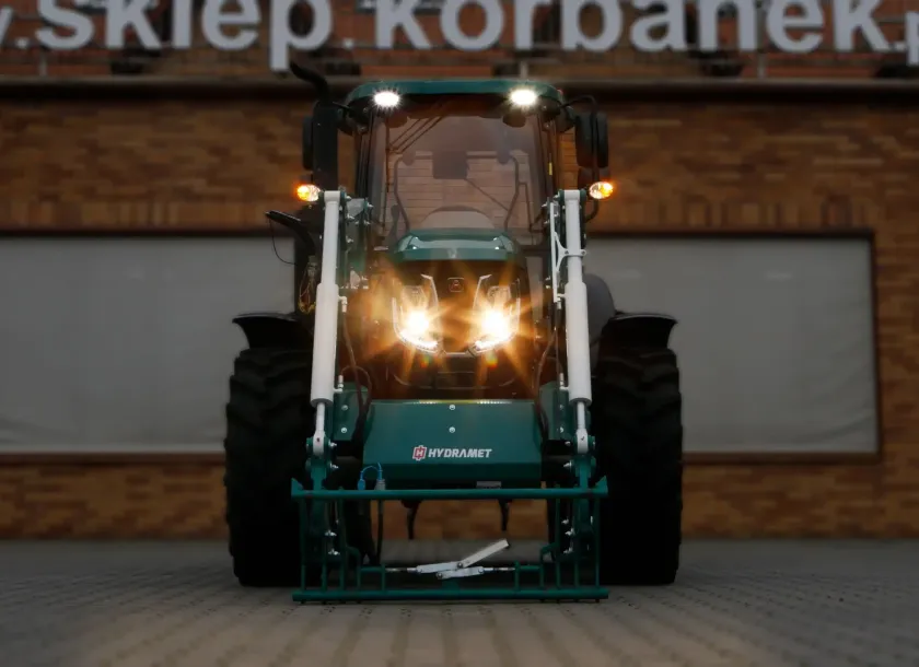 Pełne oświetlenie robocze ciągnika Arbos 4100