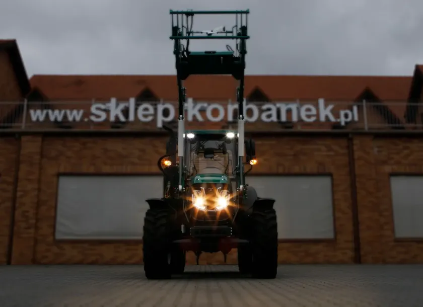 Pełne oświetlenie robocze ciągnika Arbos 4090